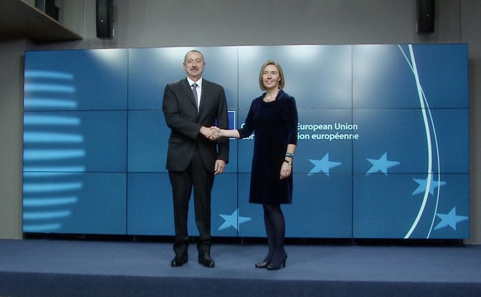 Ilham Aliyev trifft sich mit Hoher Vertreterin der EU Federica Mogherini zum Arbeitsfrühstück